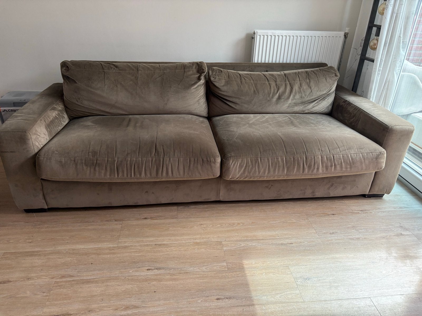 Eijerkamp Suède Bank - Bruin Taupe - 250 cm Breed, Huis en Inrichting, Ophalen of Verzenden, Zo goed als nieuw, Rechte bank, Stof