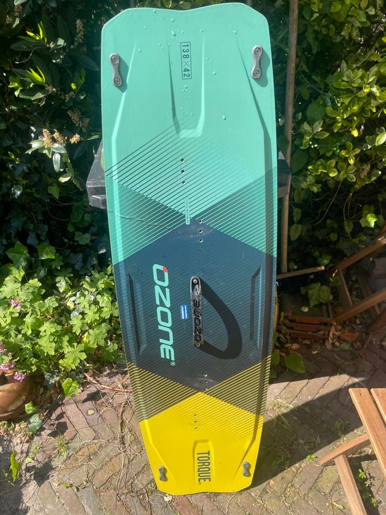 Ozone Torque V2 Twintip Kiteboard 138x42, Watersport en Boten, Wakeboarden, Ophalen of Verzenden, Gebruikt, Board