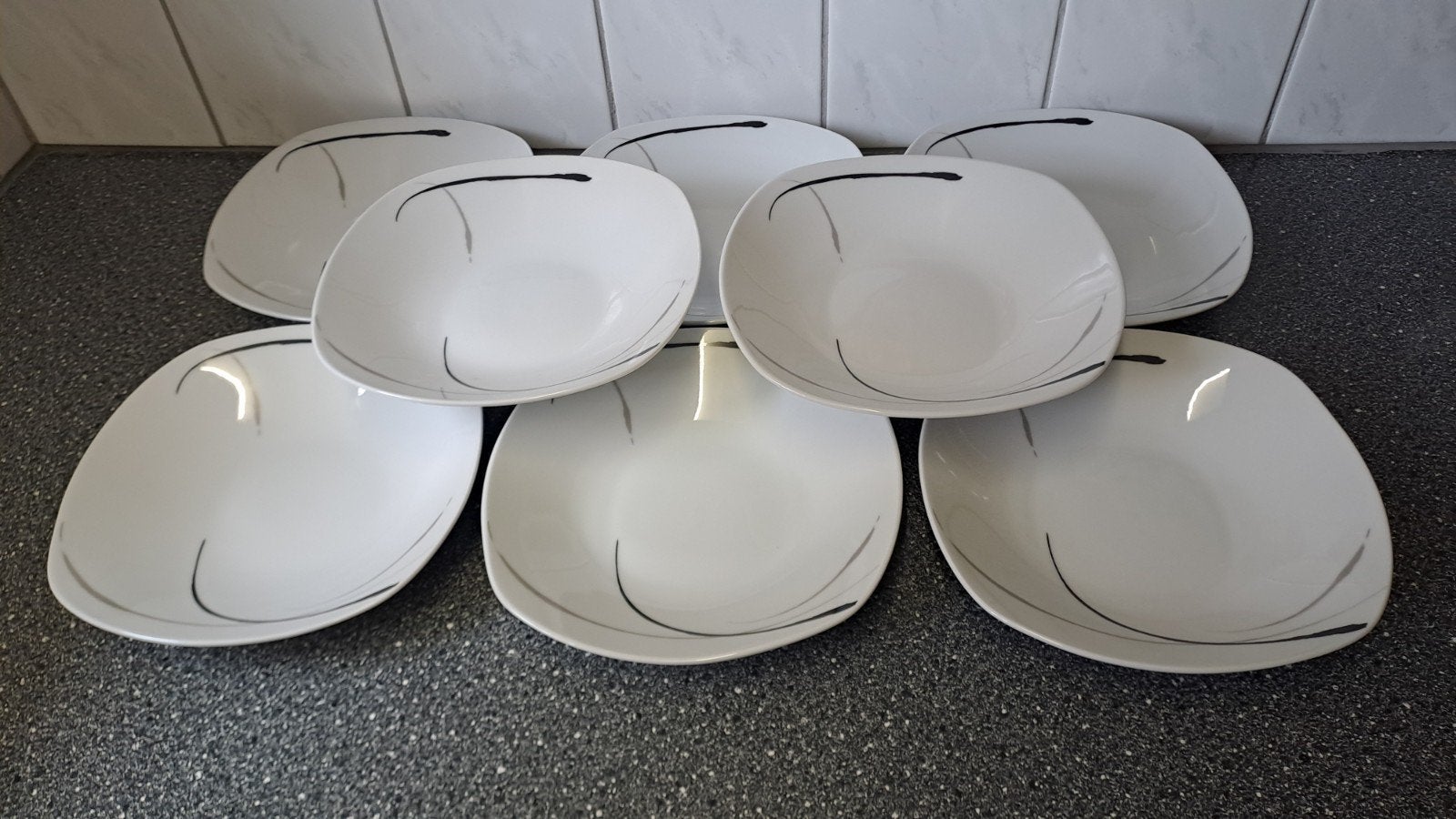Set van 8 Casa Nova borden, wit met zwart/grijze lijnen, Huis en Inrichting, Keuken | Servies, Keramiek, Onbekend, zie onderkant product