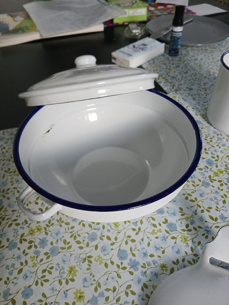 wit geëmailleerde schaal met kan, Ophalen of Verzenden