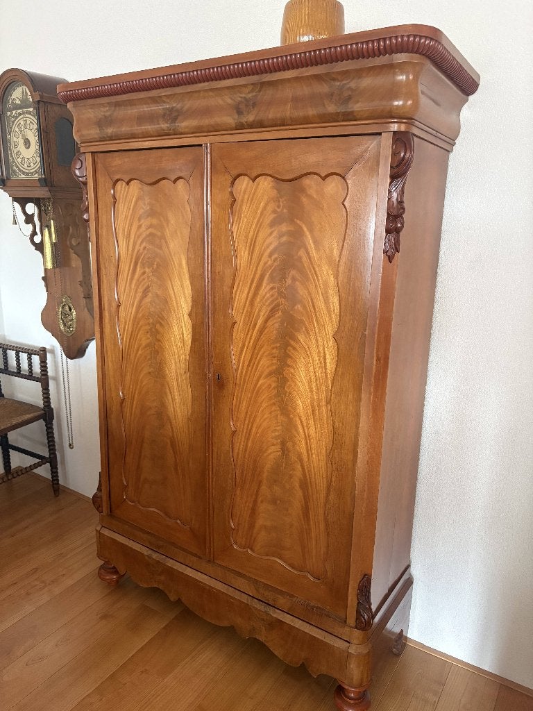 Biedermeier Laken kast, Ophalen