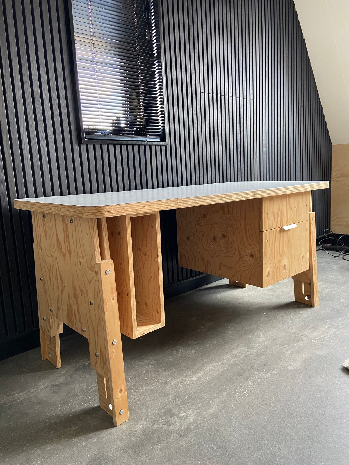 Industrieel bureau met HPL blad, verstelbare poten en lades, Huis en Inrichting, Ophalen, Gebruikt, Hout, Bruin