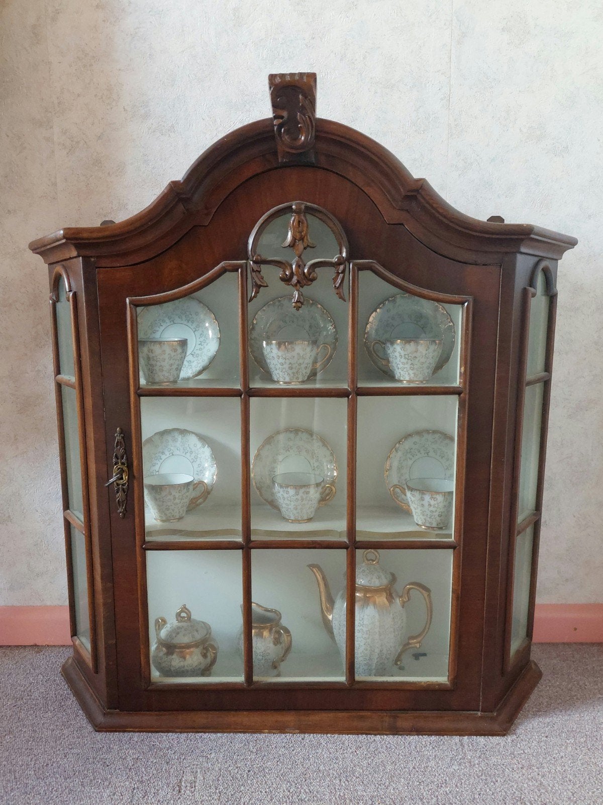 Vintage houten servieskastje inclusief servies, Ophalen