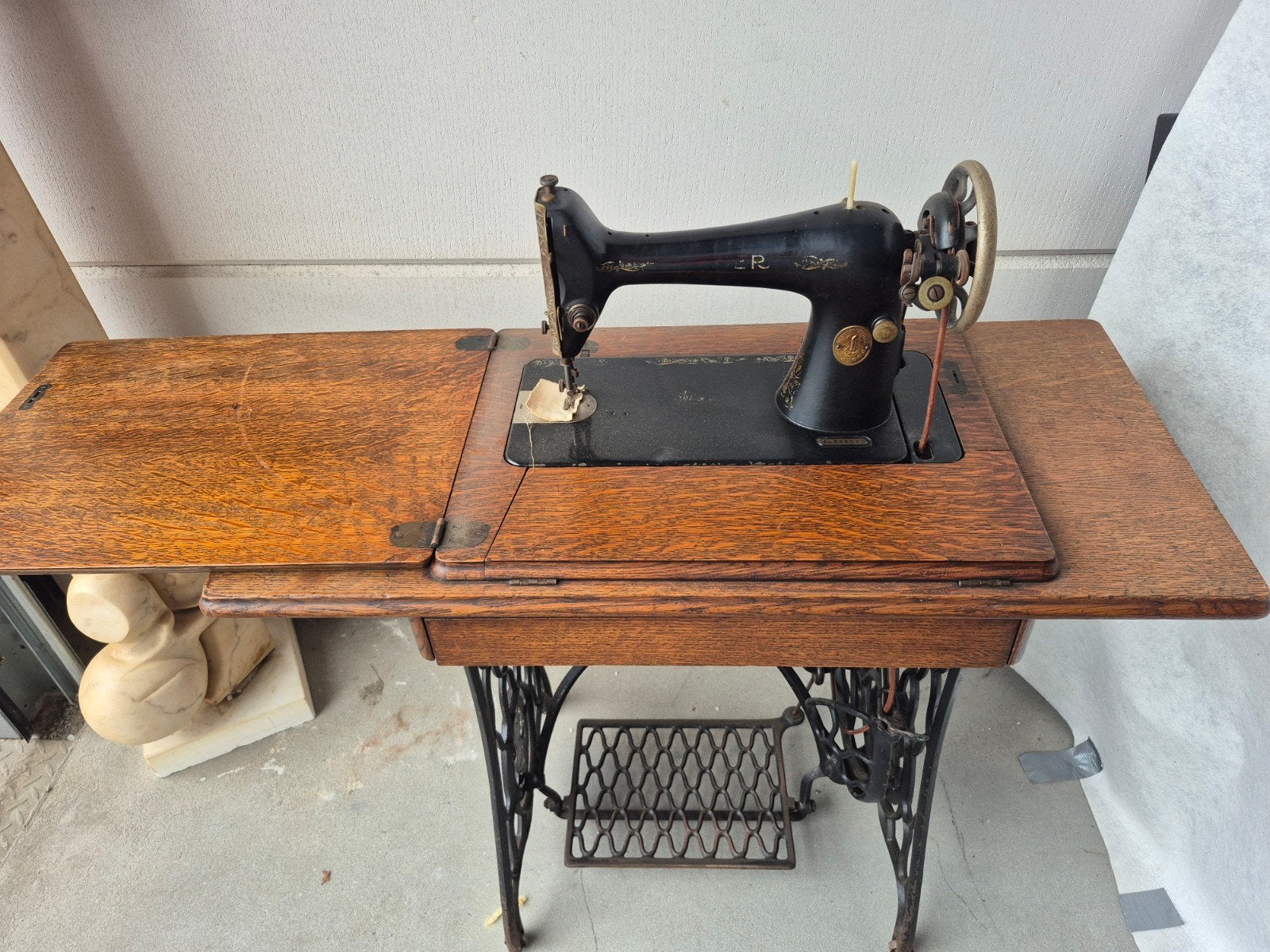 Antieke Singer Naaimachine met  Gietijzeren Onderstel, Antiek en Kunst, Ophalen