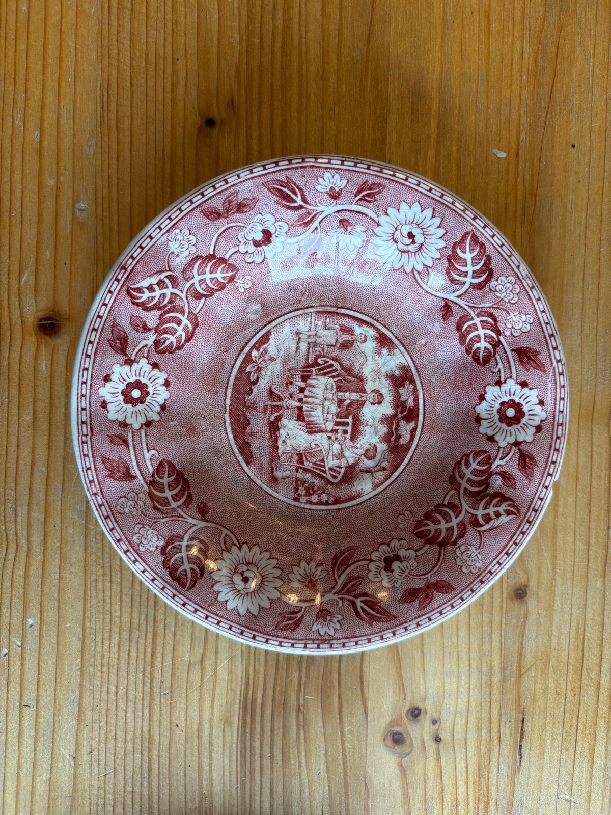 Set van 3 antieke 'Tea Drinker' schoteltjes, rood-wit, Ophalen