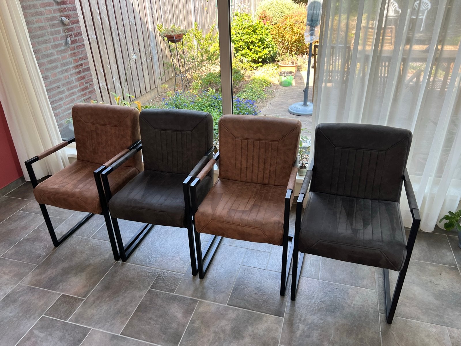 Eetkamerstoelen Mats met armleuning (Leenbakker), Huis en Inrichting, Ophalen, Overige kleuren, Zo goed als nieuw, Vier