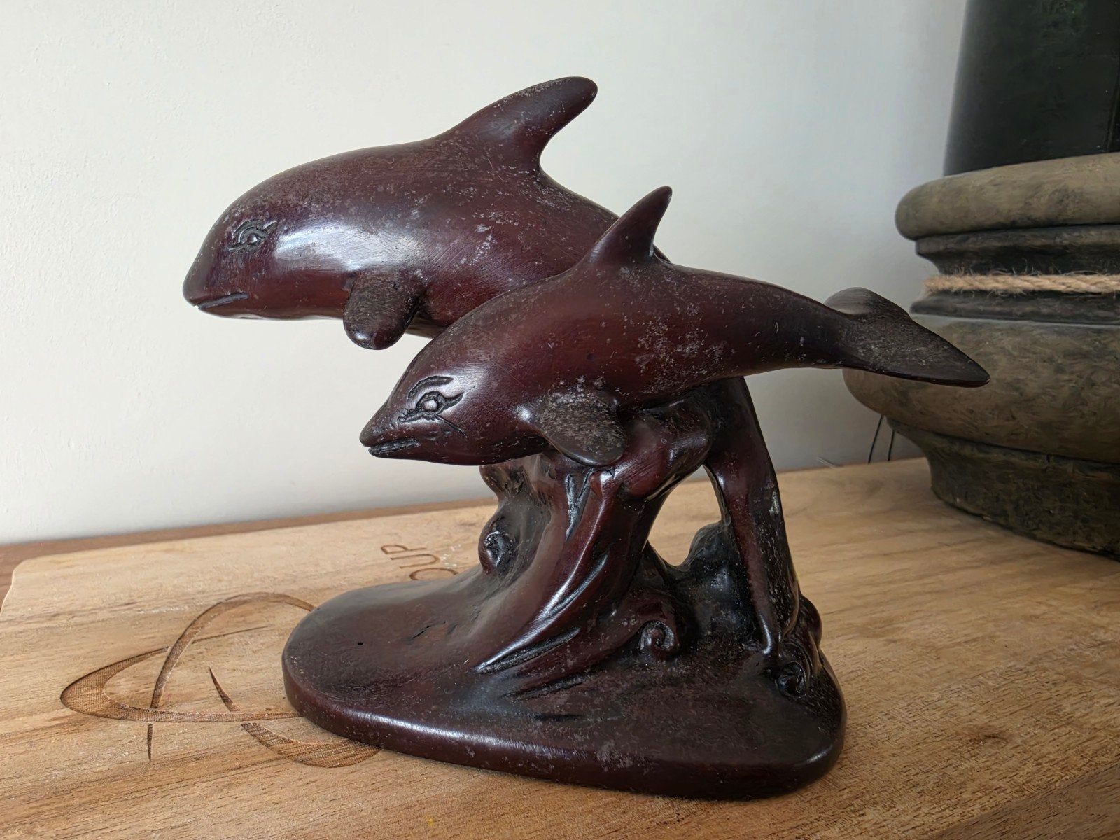 Vintage sculptuur van twee dolfijnen, Ophalen, Steen of Keramiek, Beeld, Bruin