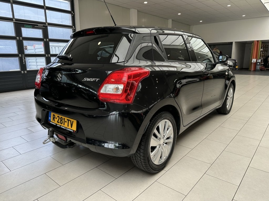 Suzuki Swift 1.2 Select [ TREKHAAK I ARMSTEUN I CARPLAY I CA, Auto's, Suzuki, 12 maanden, Stof, Gebruikt, 4 cilinders