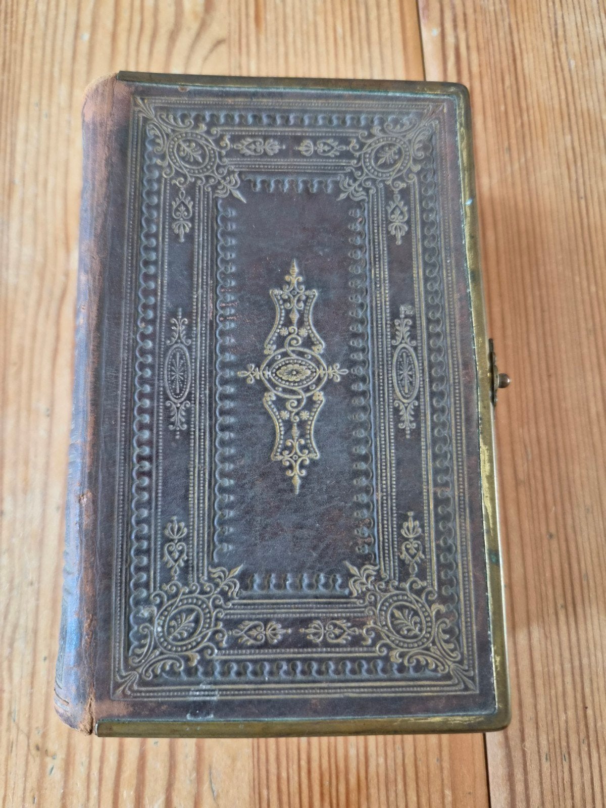 Antieke Bijbel met Koperen/Messing Randen en Sluiting, Antiek en Kunst, Ophalen of Verzenden, Onbekend