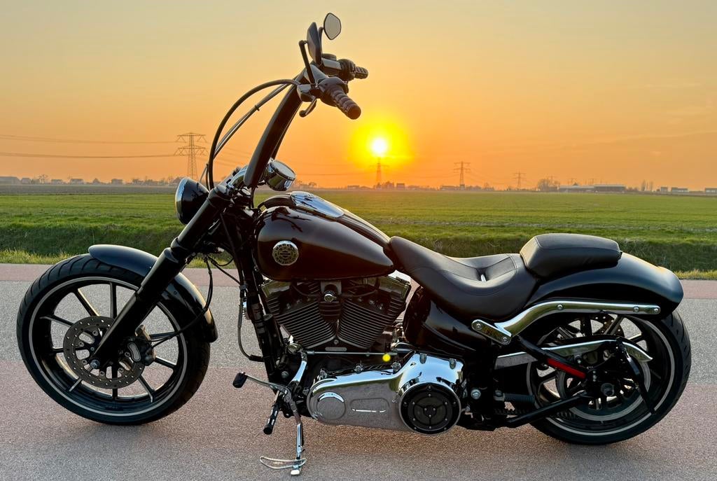 Foto 3 van BREAKOUT CUSTOM, VANCE & HINES, 2014, LED, 14” Fat stuur