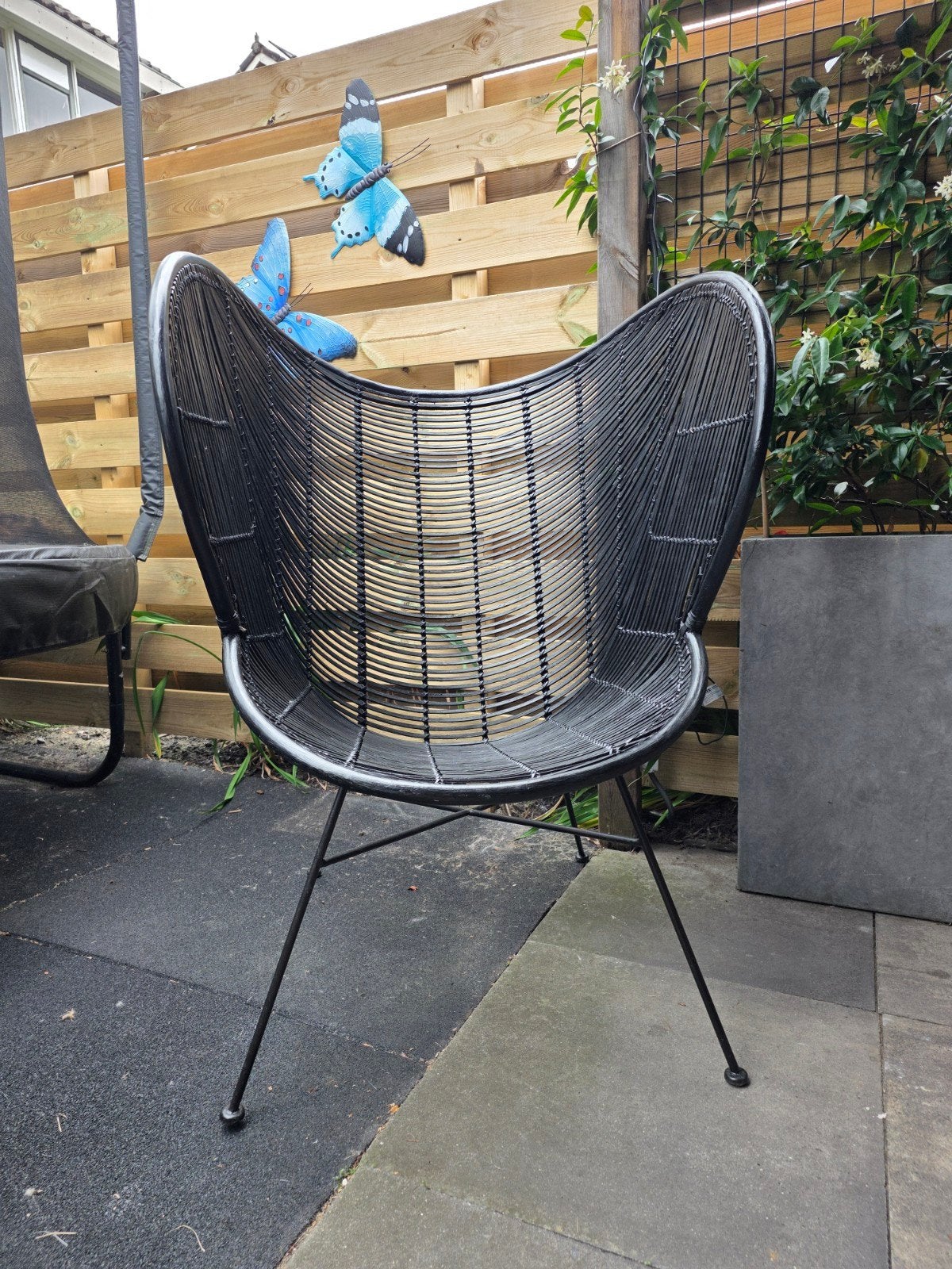 Zwarte vlinderstoel voor binnen of buiten, Huis en Inrichting, Stoelen, Gebruikt, Eén, Kunststof, Metaal, Zwart, Ophalen of Verzenden