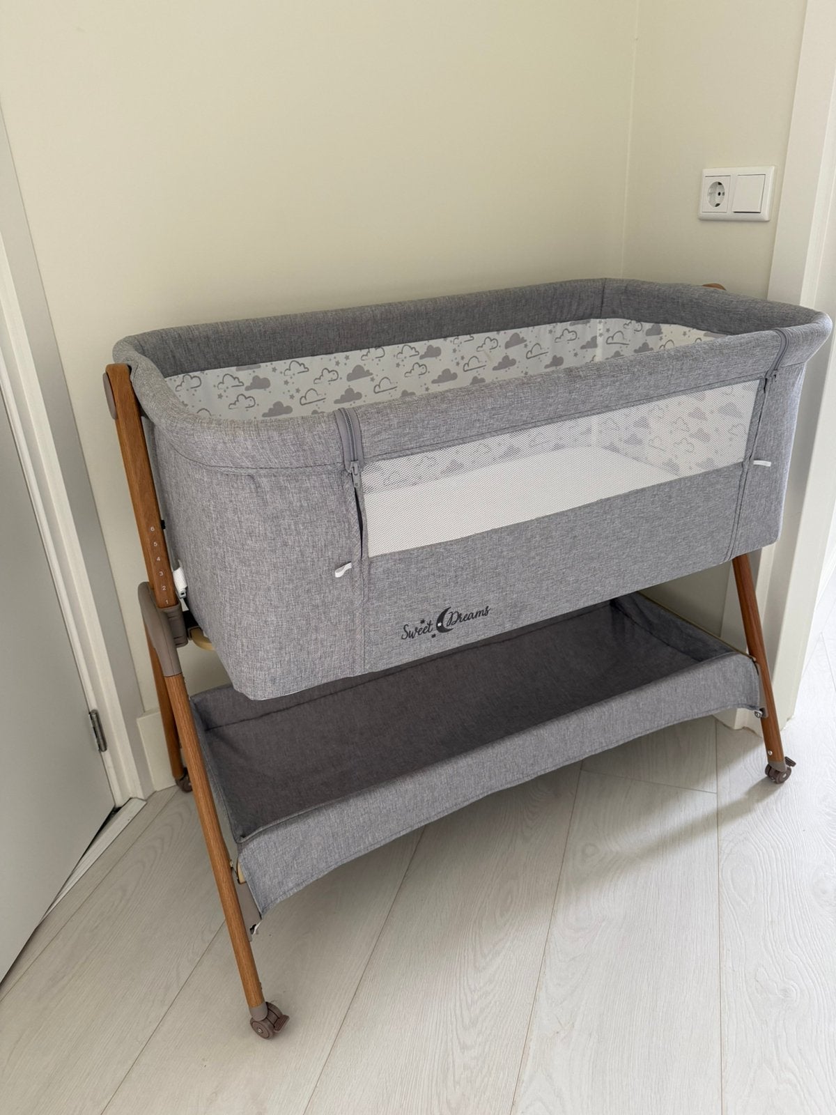 Chipolino Wieg Sweet Dreams Co-Sleeper Grijs Incl. Wielen, Ophalen, Zo goed als nieuw, Wieg