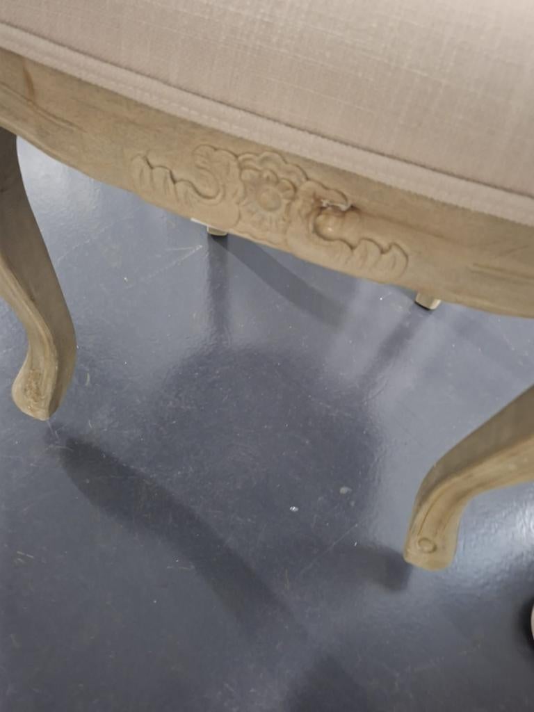 Elegante fauteuil met houtsnijwerk en linnen bekleding, Ophalen