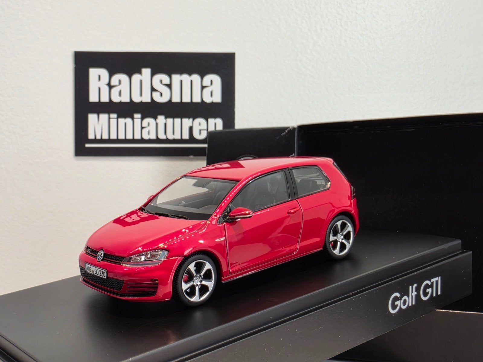 Vw Golf GTI Mk7 - Rood 3drs - 1:43 Herpa dealerpack, Auto, Herpa dealerpack, Ophalen of Verzenden, Zo goed als nieuw