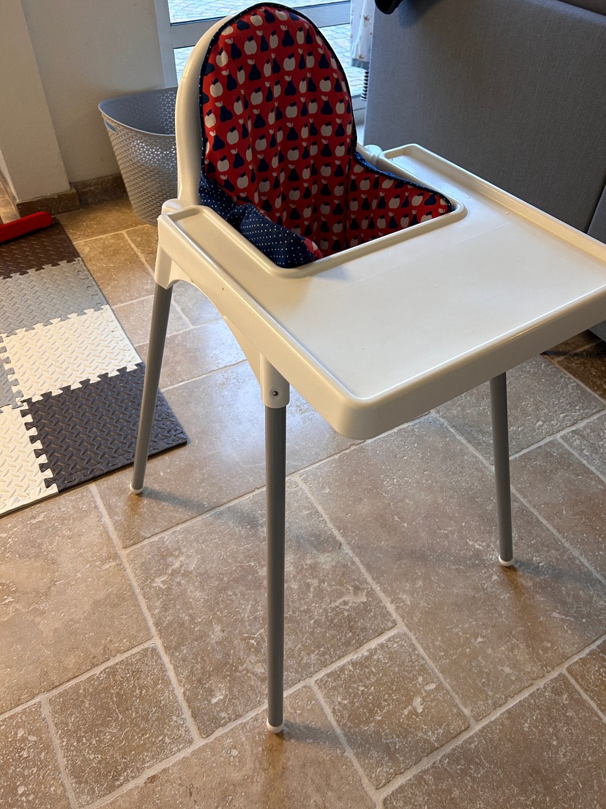 IKEA Antilop kinderstoel met kussen, Kinderen en Baby's, Ophalen of Verzenden, Zo goed als nieuw, Overige typen, Afneembaar eetblad