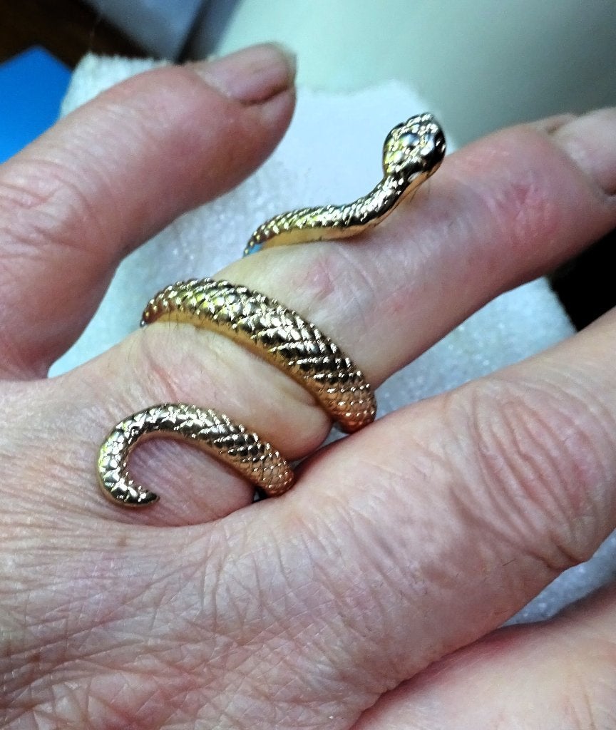 Goudkleurige ring slang slingerend om vinger (kleine maat), Sieraden, Tassen en Uiterlijk, Ringen, Dame, Goud, IJzer of Staal