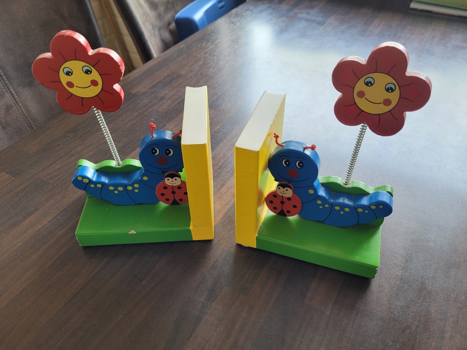Leuke houten boekensteunen rups en bloem, Huis en Inrichting, Ophalen of Verzenden, Gebruikt, Meerkleurig, Hout