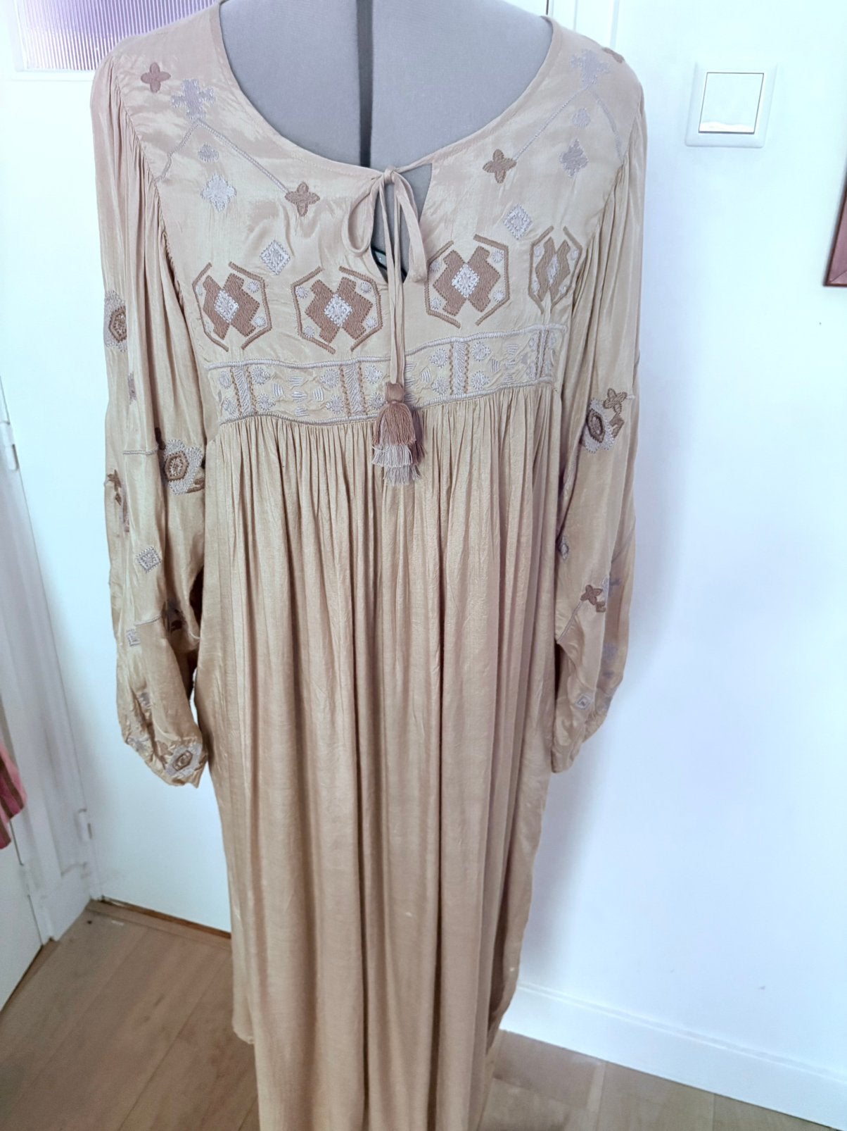 Lange beige jurk JC SOphie large met borduursels en kwastjes, Maat 38/40 (M), Beige, Ophalen of Verzenden, Zo goed als nieuw