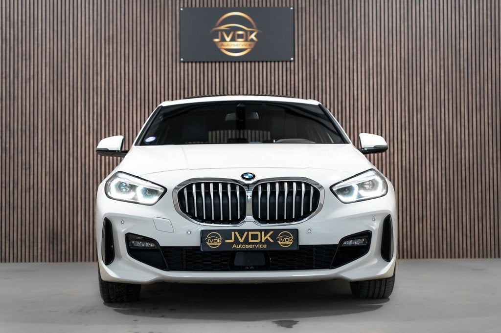 BMW 1-serie 116i M Sport LED NAVI PANO CAMERA, Auto's, BMW, Gebruikt, Wit, Bedrijf, 1100 kg