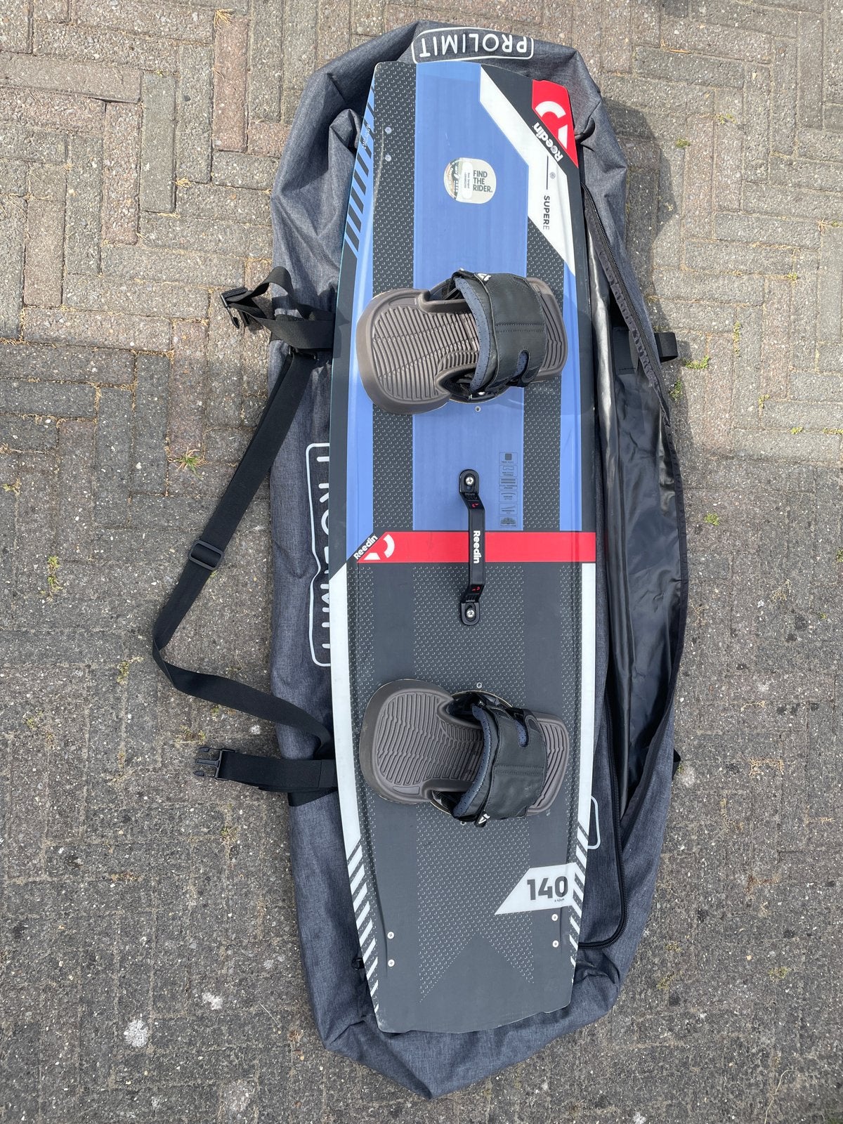 Reedin SuperE Kitesurfboard 140x42cm met tas, Watersport en Boten, Kitesurfen, Twintip, Ophalen of Verzenden, Zo goed als nieuw
