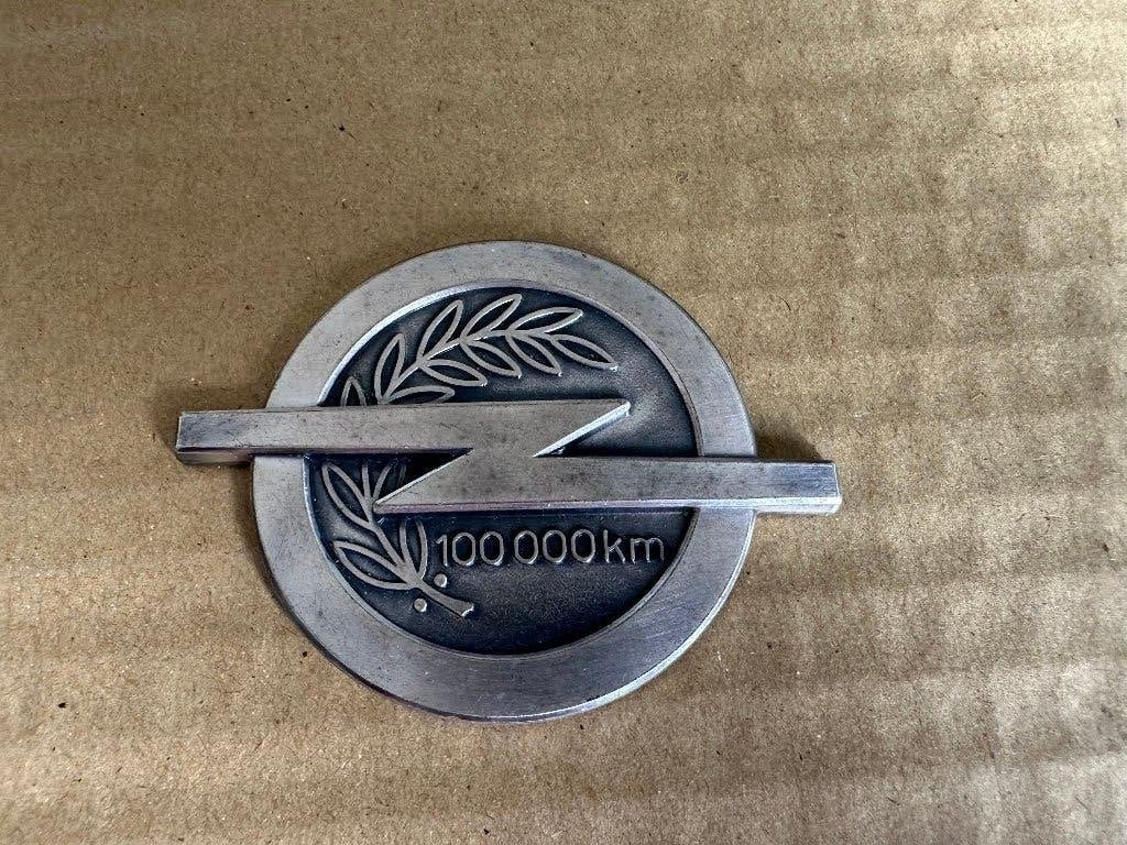 Fraai Opel 100.000 km. embleem. Logo oldtimer auto., Ophalen of Verzenden, Gebruikt, Overige typen