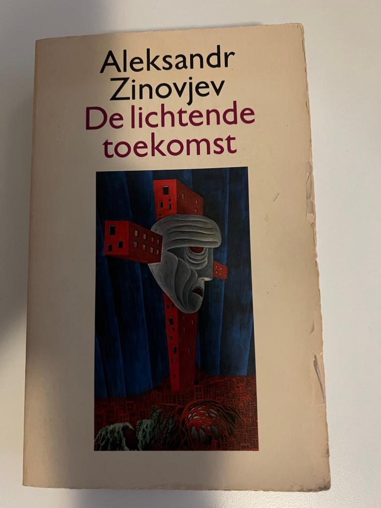 De lichtende toekomst - Aleksandr Zinovjev satire, Ophalen of Verzenden, Gelezen