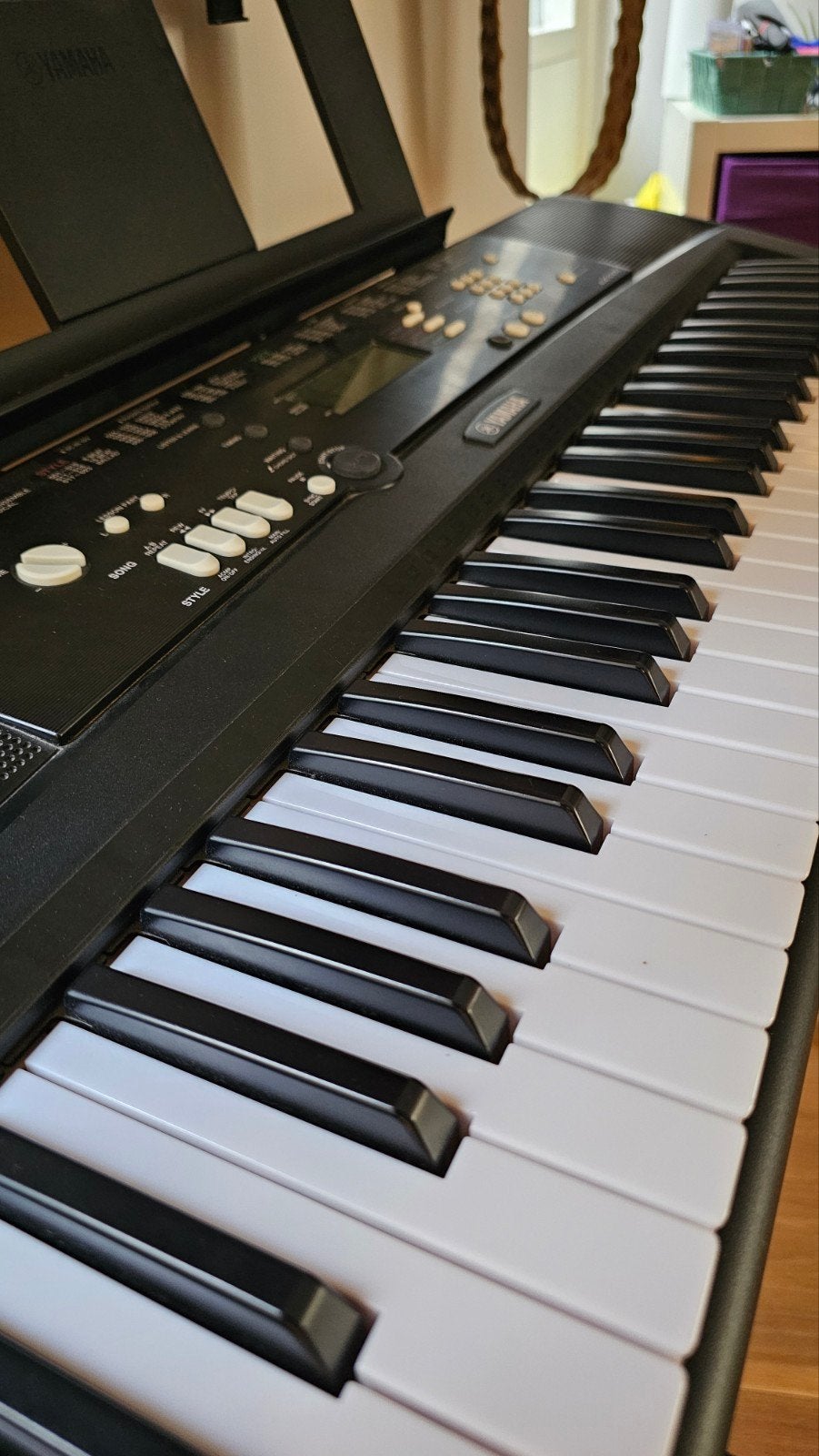 Foto 6 van Yamaha EZ-220 keyboard met standaard en sustainpedaal