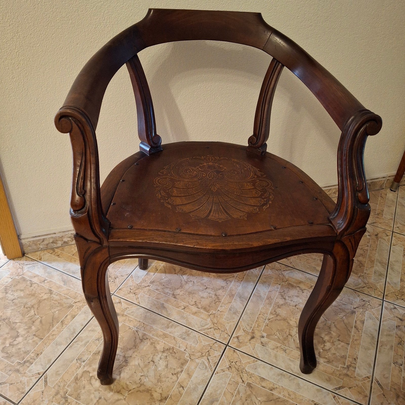 Antieke houten fauteuil met hoefijzervormige rugleuning, Antiek en Kunst, Ophalen