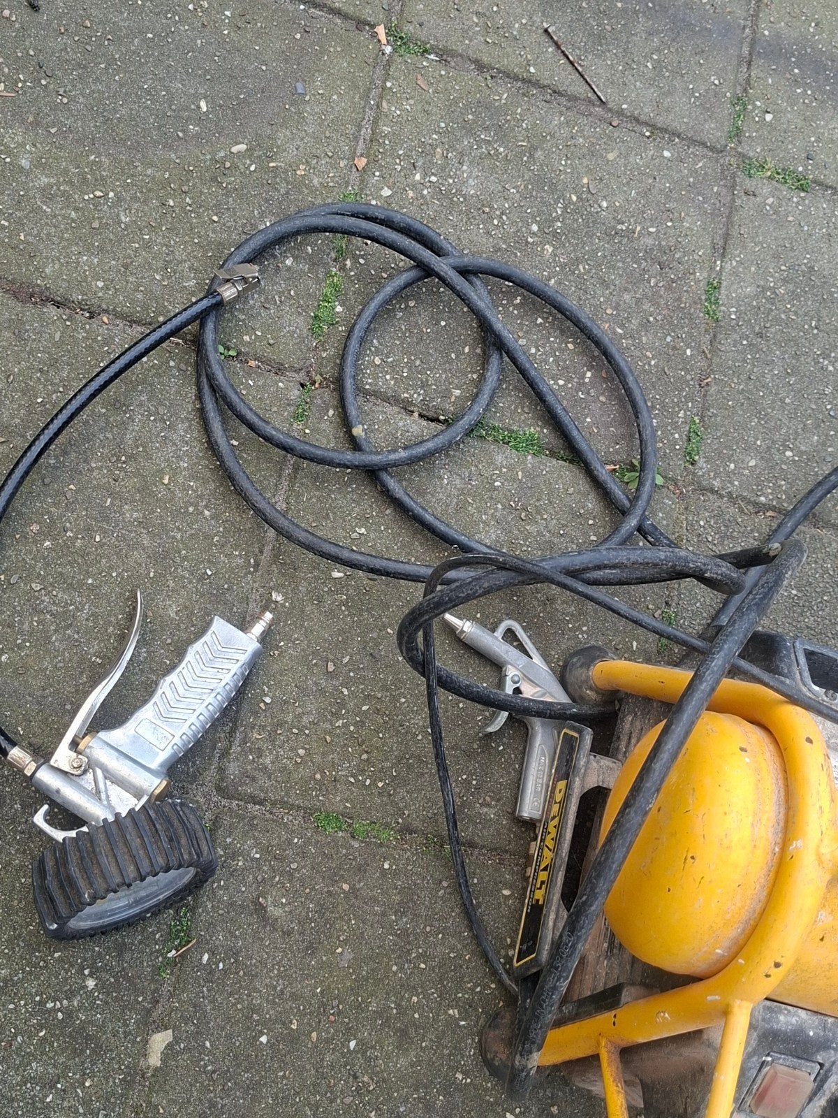 DeWalt Olievrije Compressor 6L 8 Bar met Slang en Blaaspisto, Ophalen, Gebruikt, Minder dan 200 liter/min, Olievrij