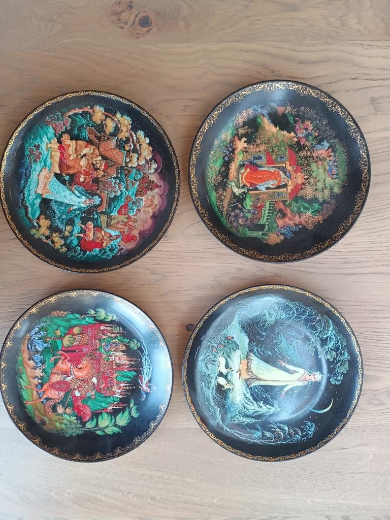 Set van 4 Russische bordjes - Handgeschilderd, Antiek en Kunst, Antiek | Wandborden en Tegels, Ophalen of Verzenden