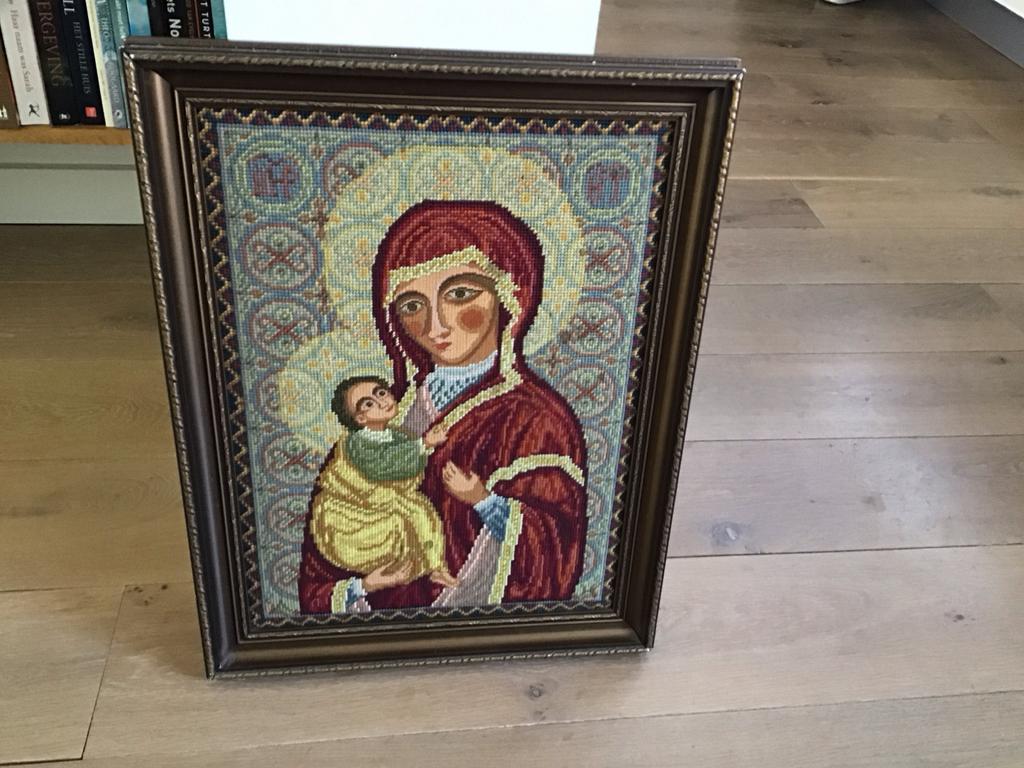Ingelijste handgemaakte borduurwerk icoon Maria met kind, Ophalen of Verzenden