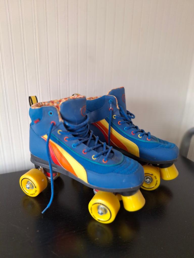 Vintage Roller Skates - Blauw met Regenboogstrepen, Overige typen, Kinderen, Ophalen of Verzenden, Zo goed als nieuw