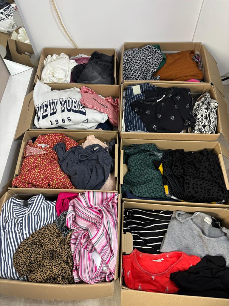 Grote partij kleding (200 stuks) - Dames, heren en kinderen, Ophalen of Verzenden, Zo goed als nieuw, Maat 46/48 (XL) of groter