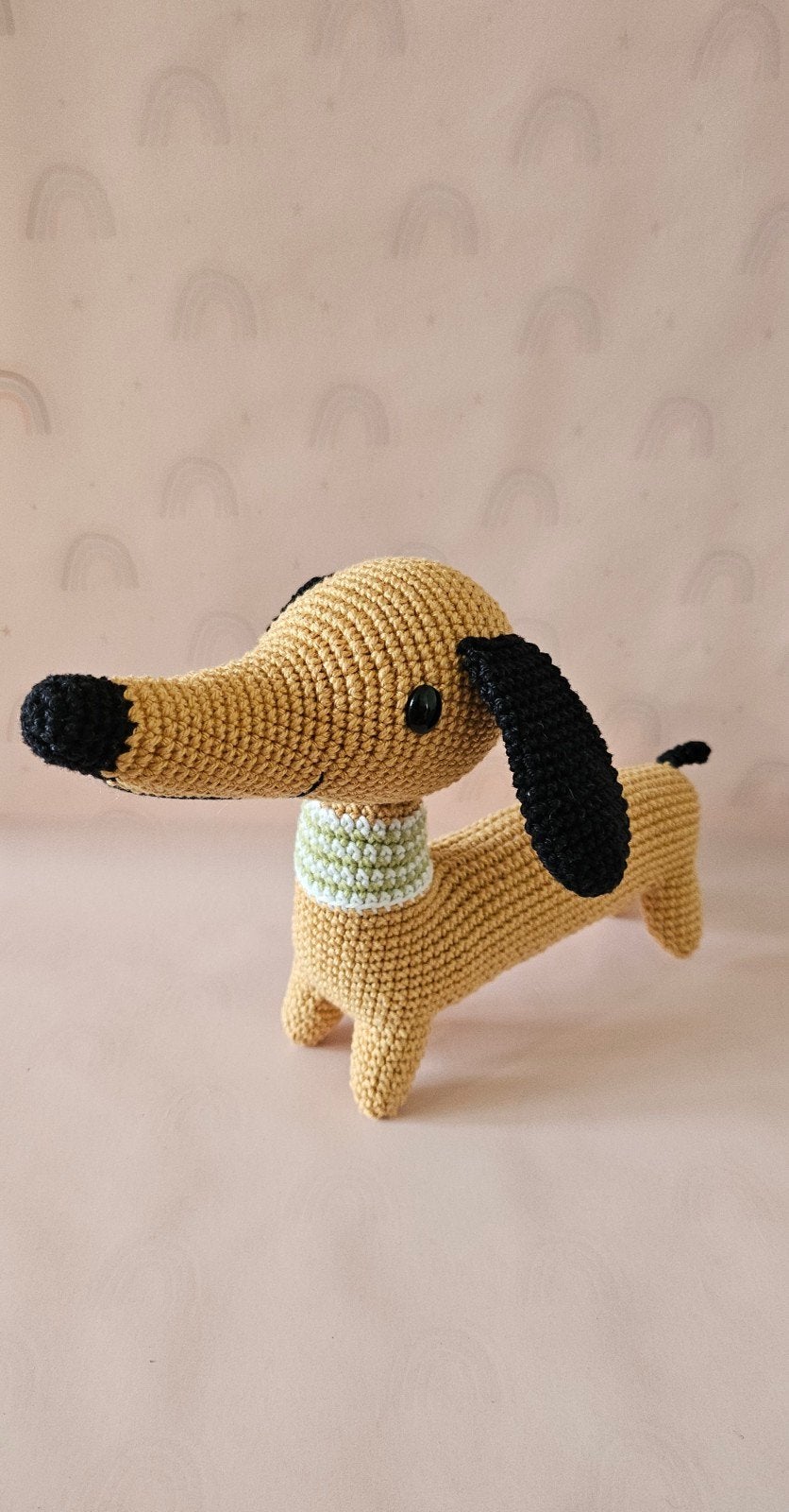 Gehaakte  teckel Knuffel - Handgemaakt en Uniek, Kinderen en Baby's, Overige merken, Zo goed als nieuw, Middelgroot (20 tot 80 cm)