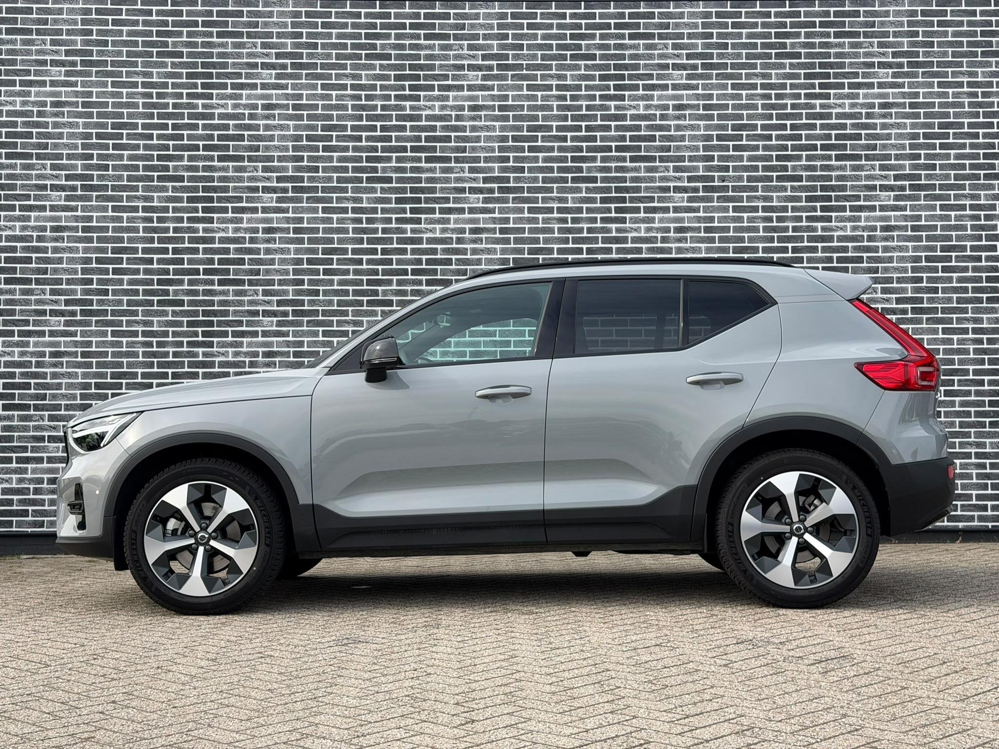 Volvo XC40 2.0 B4 Plus Dark | Trekhaak | Panoramadak | Licht, Auto's, Gebruikt, 4 cilinders, Leder en Stof, Origineel Nederlands