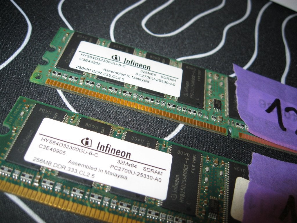INFINEON 32Mx64 sdram PC2700U 2533 A0 256mb ddr 333 cl2 5, Computers en Software, RAM geheugen, Ophalen of Verzenden, DDR, Desktop