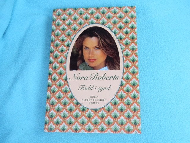 Zweeds: Född i synd door Nora Roberts, Ophalen of Verzenden, Zo goed als nieuw, Nora Roberts, Amerika