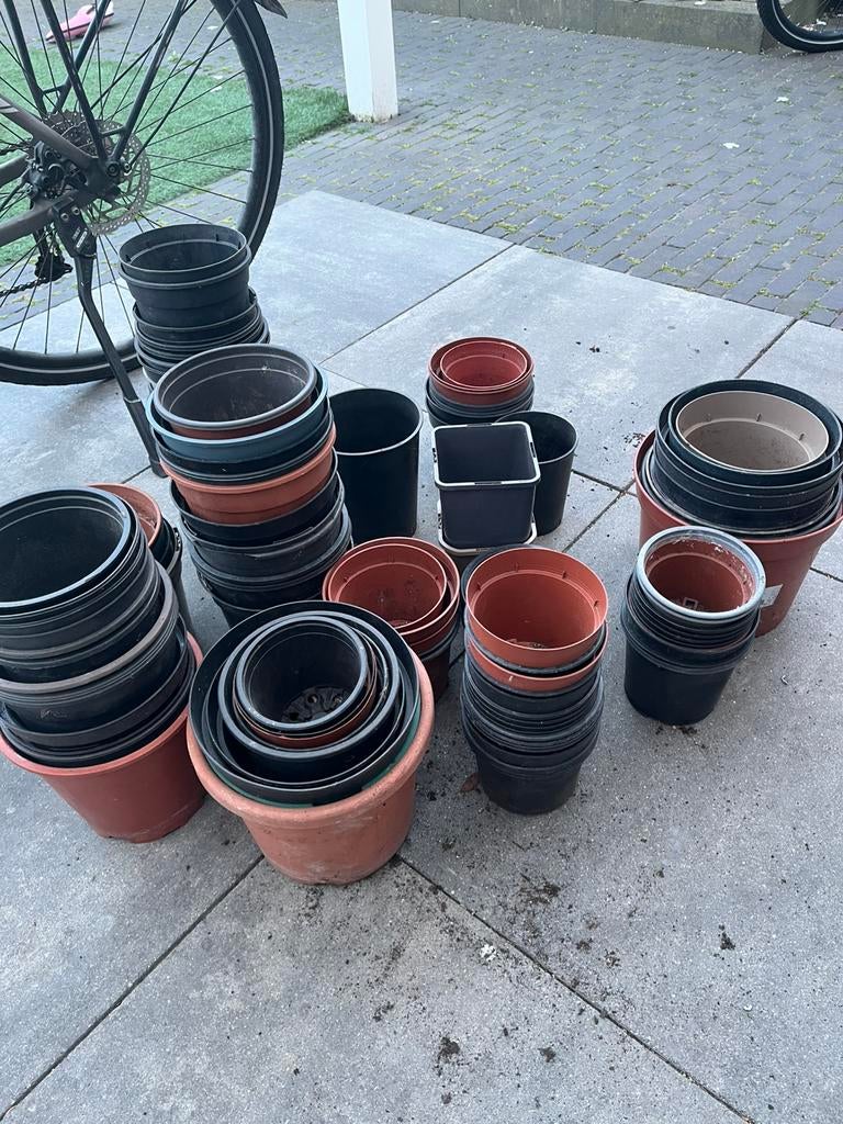 Gratis, Tuin en Terras, Bloempotten, Ophalen, Rond, Zo goed als nieuw, Aardewerk