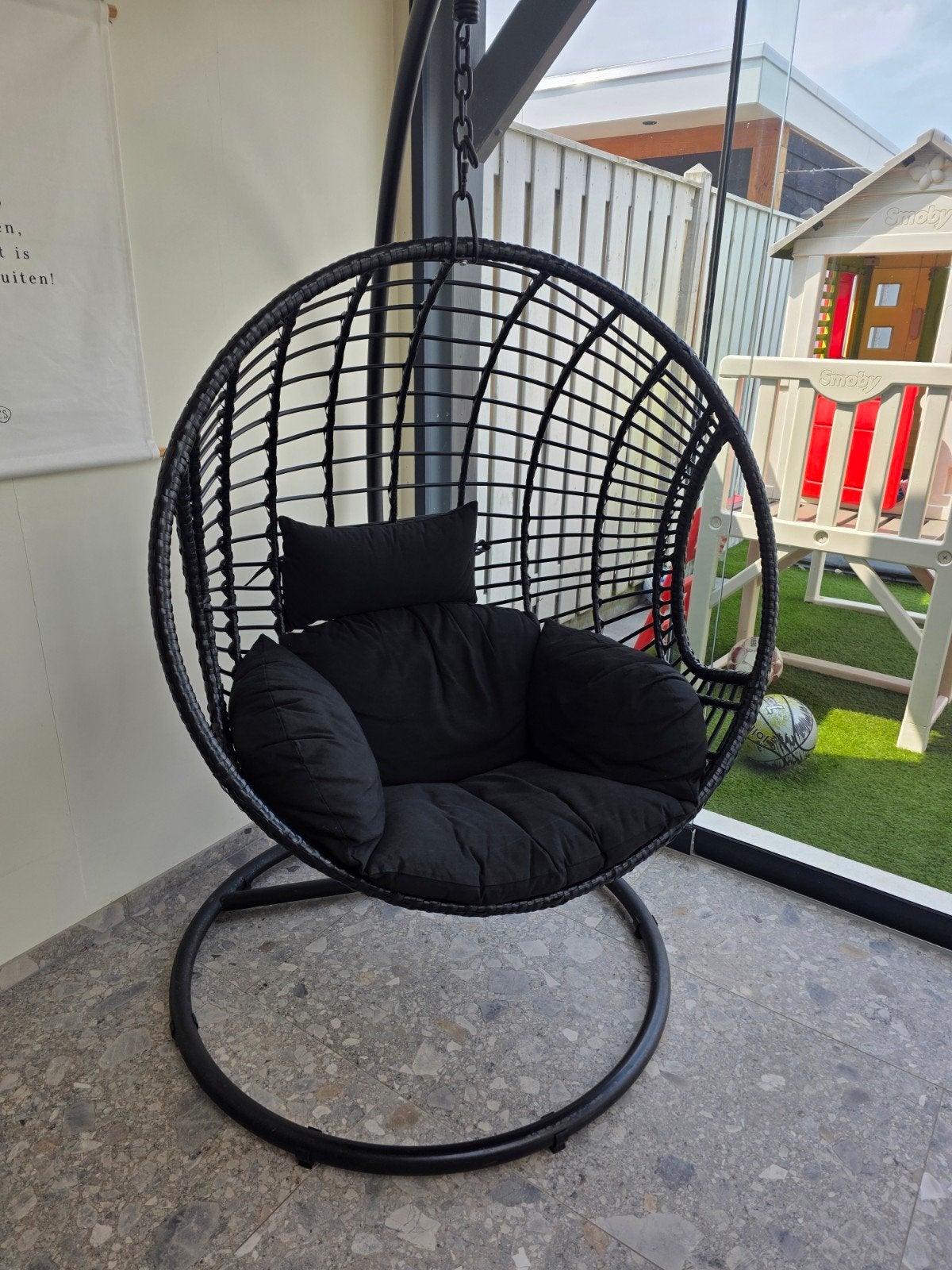 Zwarte hangstoel met standaard en kussens, Huis en Inrichting, Stoelen, Ophalen, Gebruikt, Modern, Lounge, Zwart