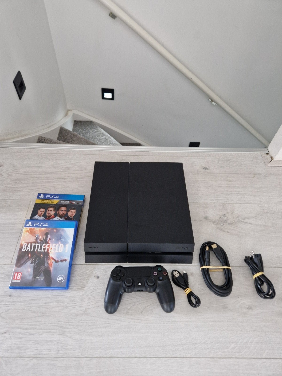 PS4 met Sony originele controller en spellen - Z.G.N, Ophalen of Verzenden, Zo goed als nieuw
