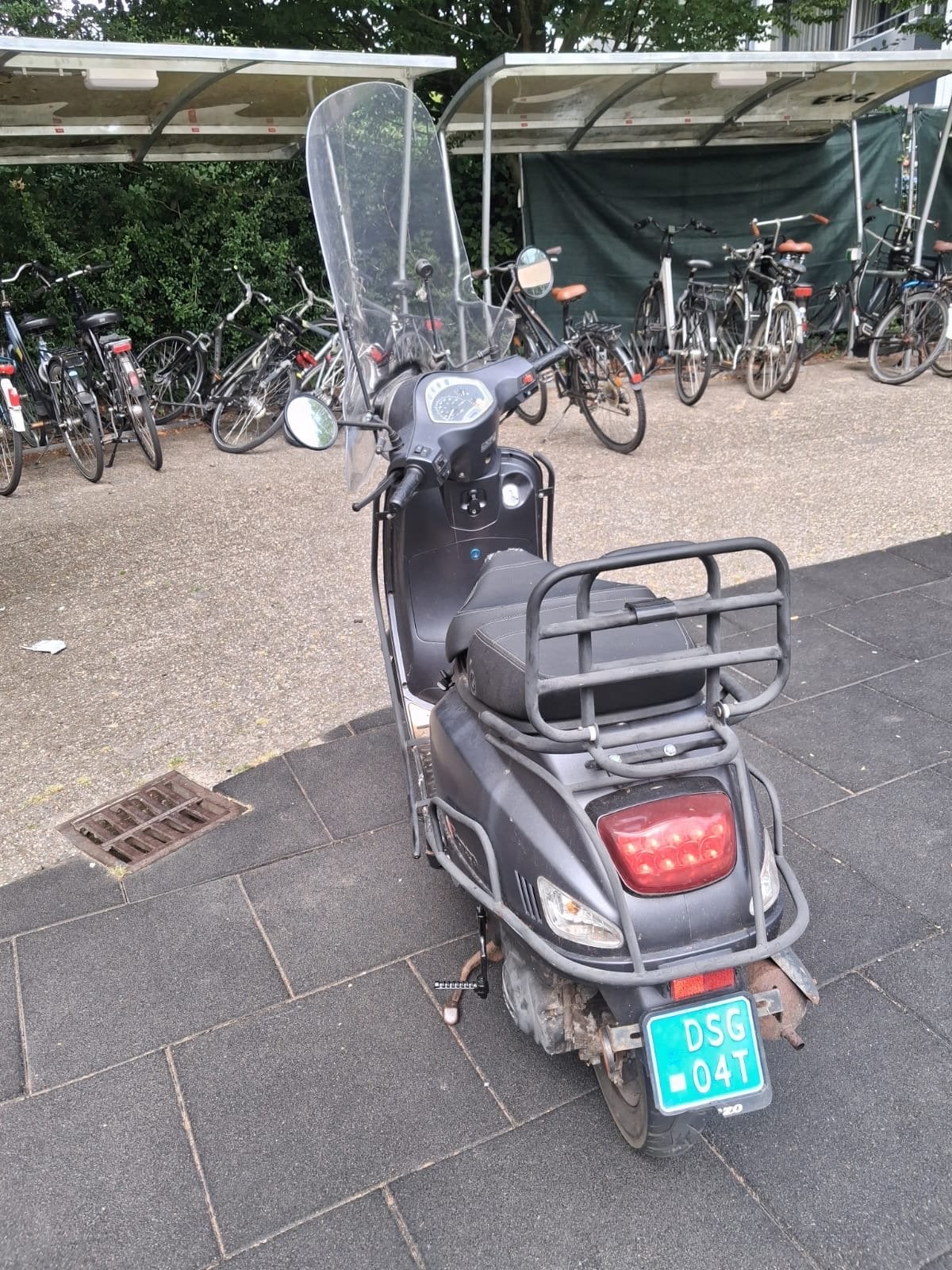 Matgrijze scooter met windscherm en rugsteun, Fietsen en Brommers, Snorfietsen en Snorscooters, Ophalen, Gebruikt, Benzine, Overige merken