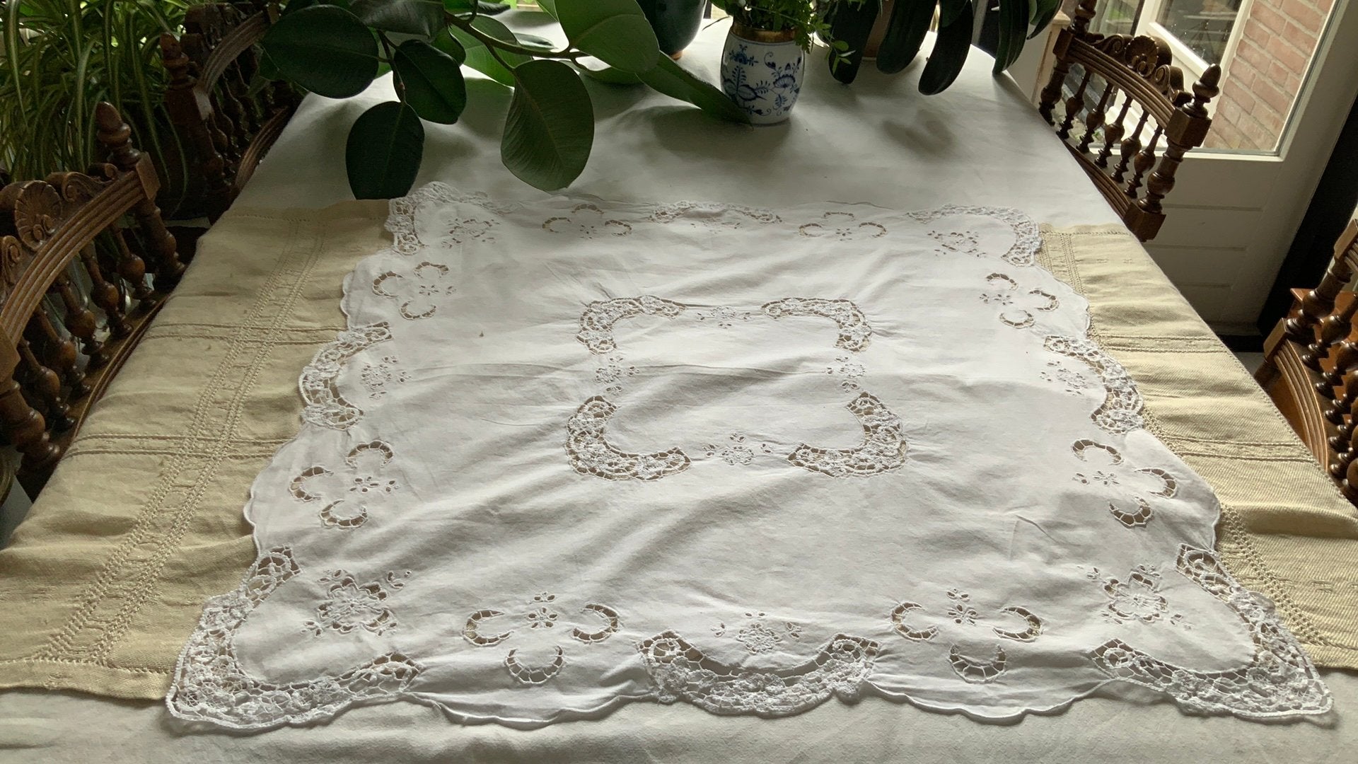 Brocante wit katoenen kleed/opengewerkt+kant/80x82 cm., Ophalen of Verzenden