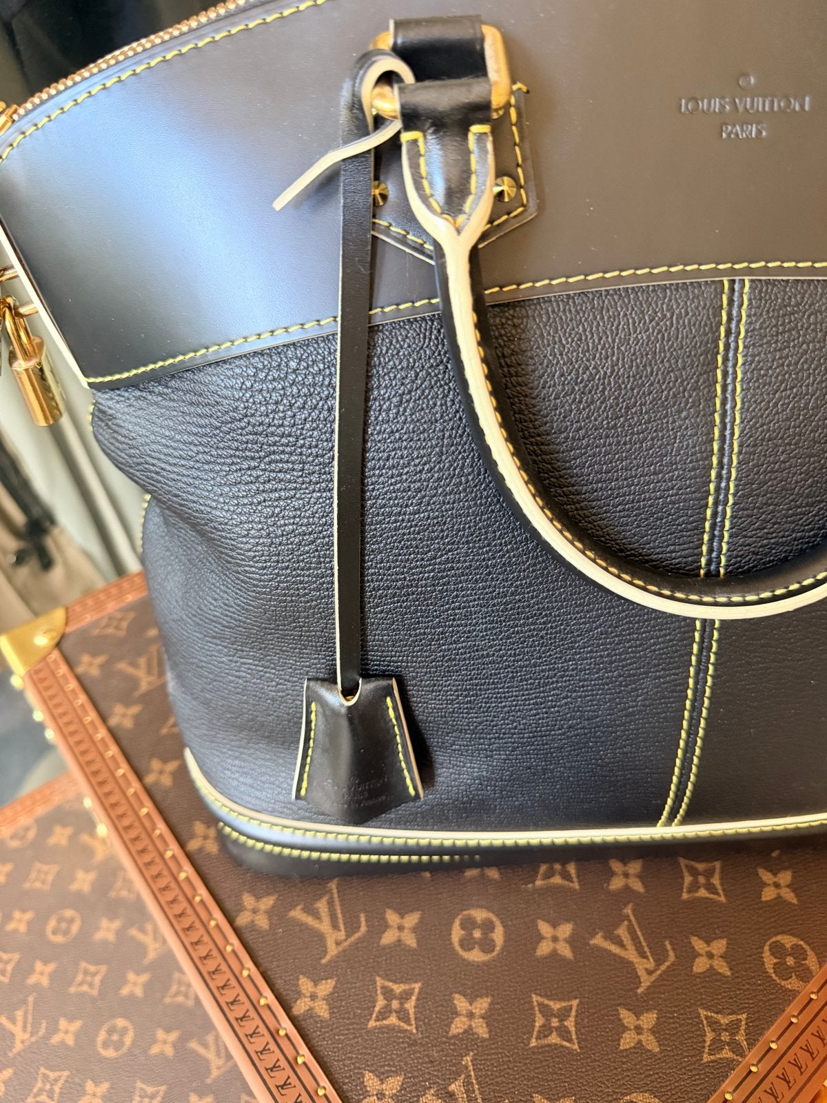 Foto 4 van Louis Vuitton Suhali Lockit Handtas Zwart
