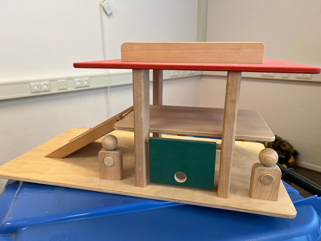 Houten garage met oprit en poortje, Kinderen en Baby's, Speelgoed | Houten speelgoed, Ophalen, Zo goed als nieuw