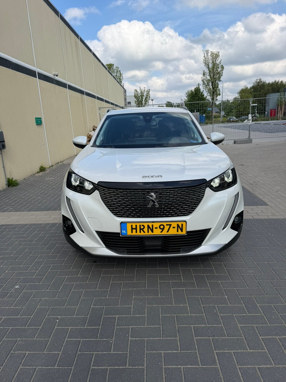 Peugeot 2008 1.2 Puretech 130pk 2021 Wit, Auto's, Dealer onderhouden, Euro 6, 1199 cc, Leder en Stof