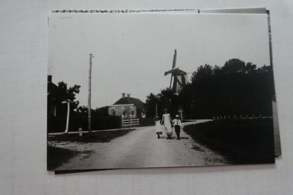 Loppersum Kinderen bij Molen, Verzamelen, Foto's en Prenten, Verzenden, Foto, Zo goed als nieuw, Voor 1940