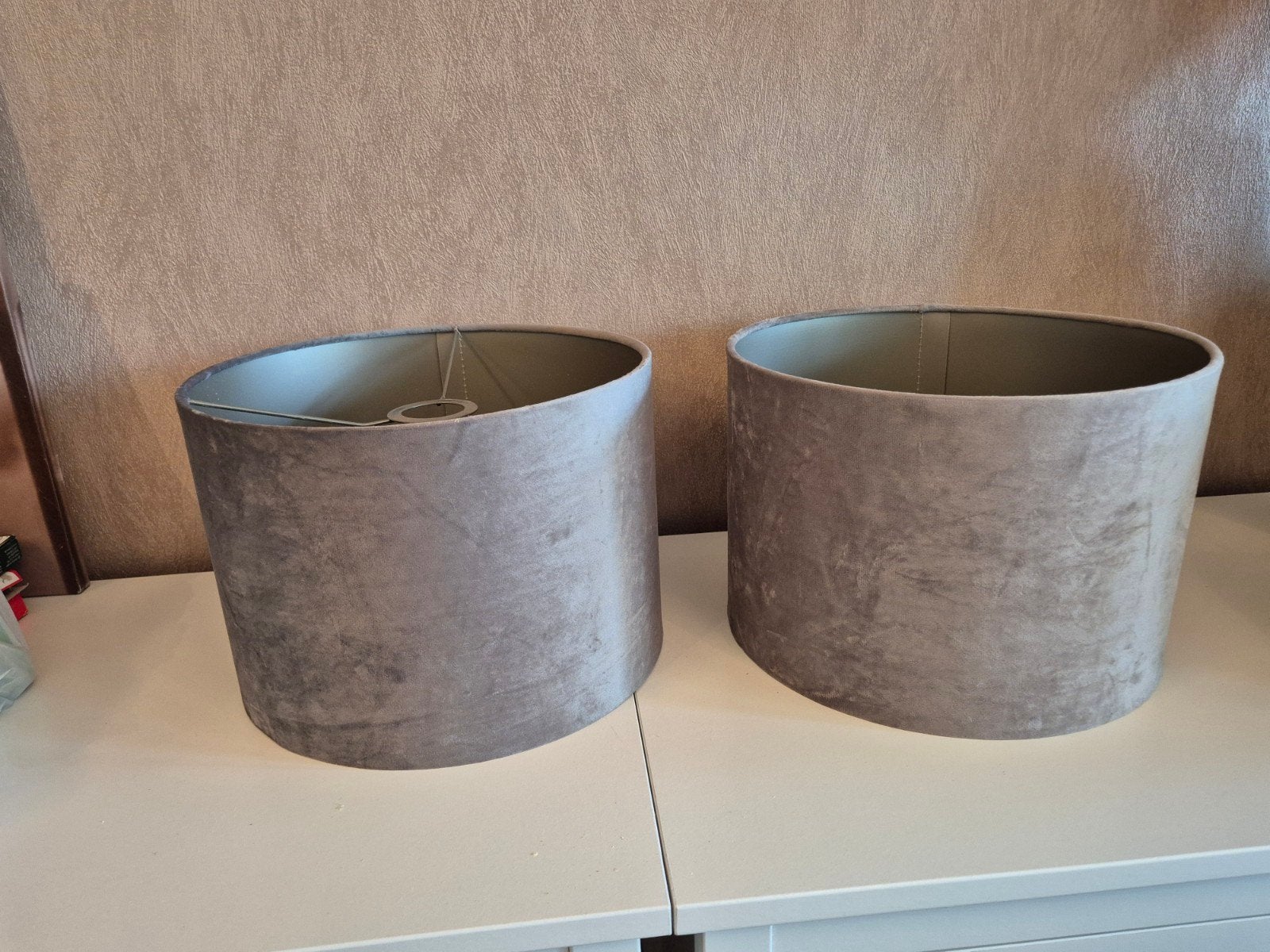 Twee grijze velvet lampenkappen, Ophalen