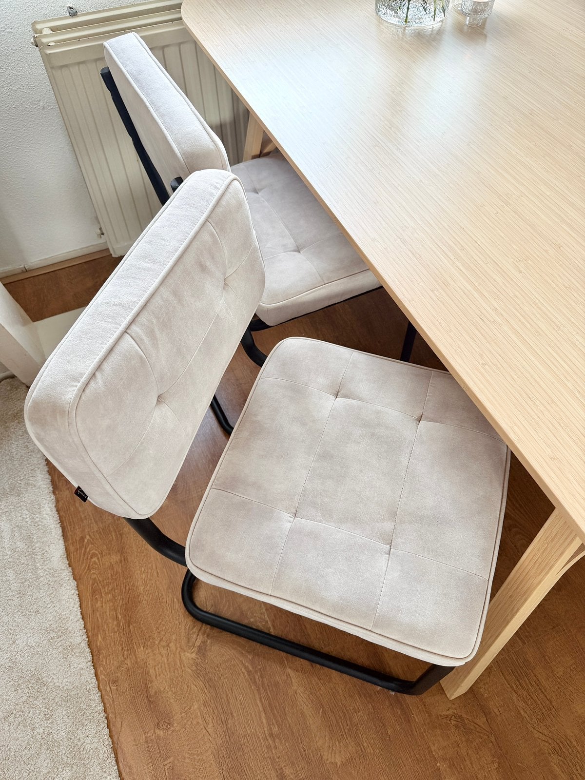 Foto 4 van 4x beige eetkamerstoelen | Goossens