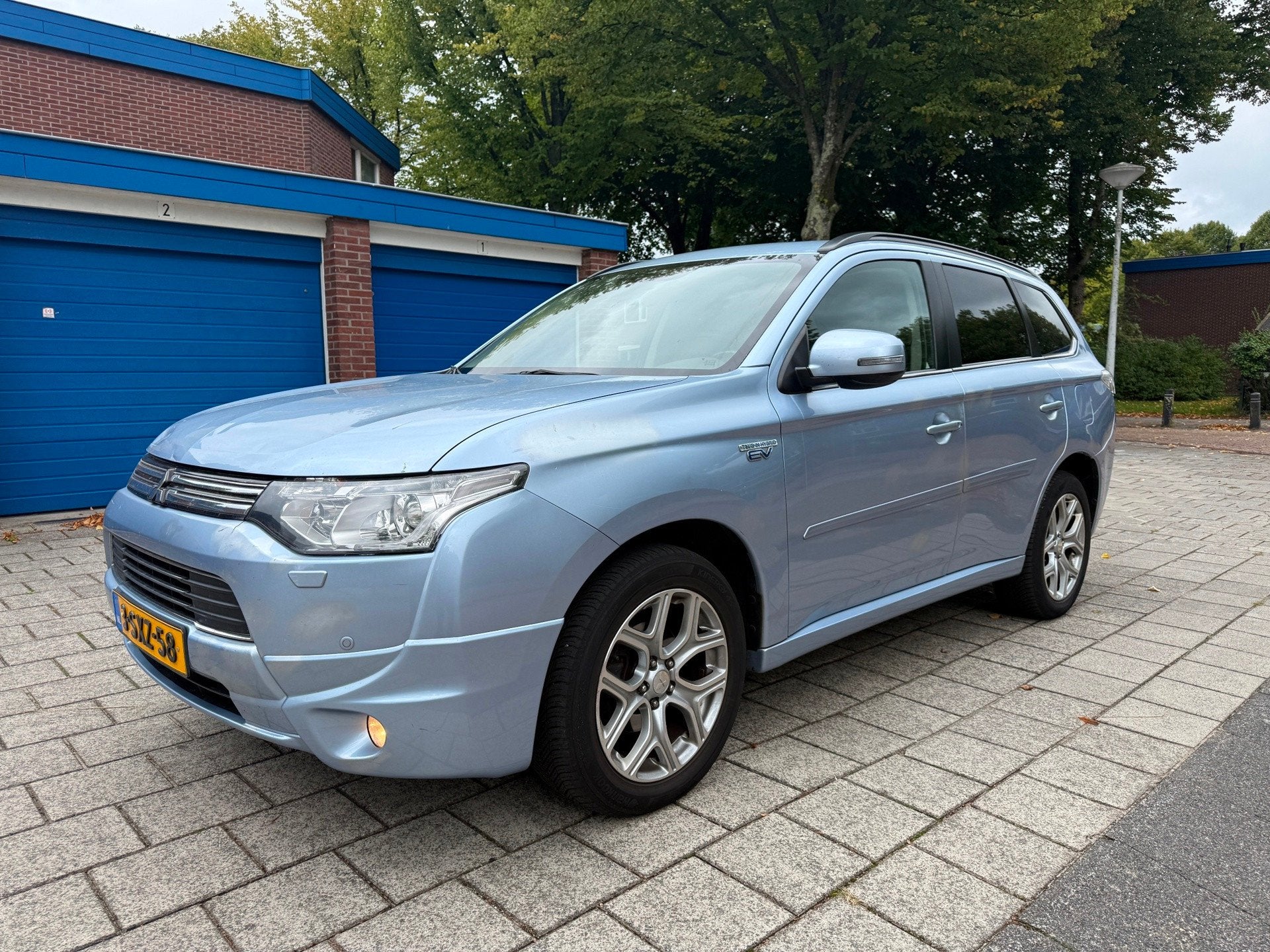 Mitsubishi Outlander 2.0 PHEV Instyle Hybrid 1-eigenaar Lede, Auto's, Mitsubishi, Zwart, 4 cilinders, Blauw, Vierwielaandrijving