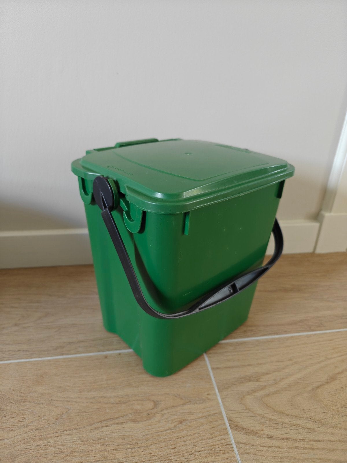 Klein groen prullenbakje voor groenafval, Ophalen